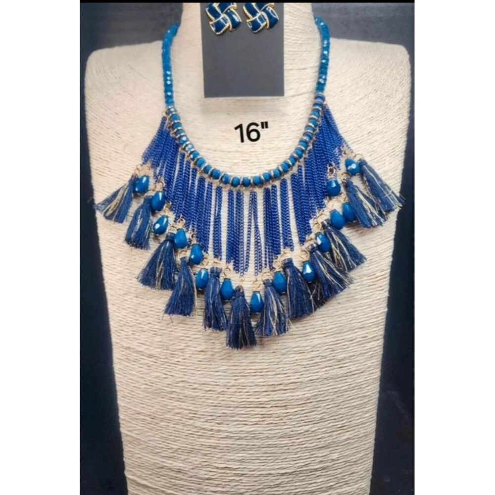 172. Bib-style statement jewelry set